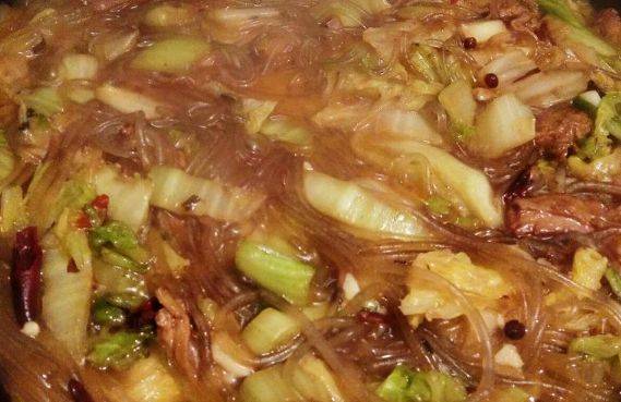 猪肉白菜炖粉条:传统滋味的温馨呈现_口感_菜肴_味道