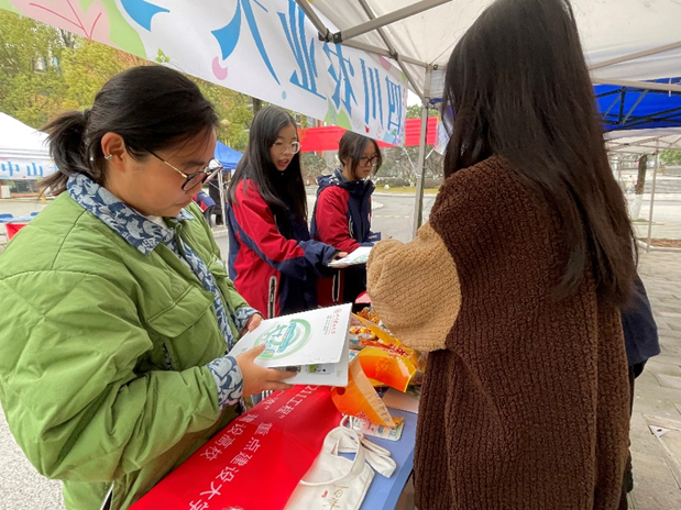 1月20日下午,团队成员抵达重庆市渝北中学校,在设点帐篷里将设点宣传