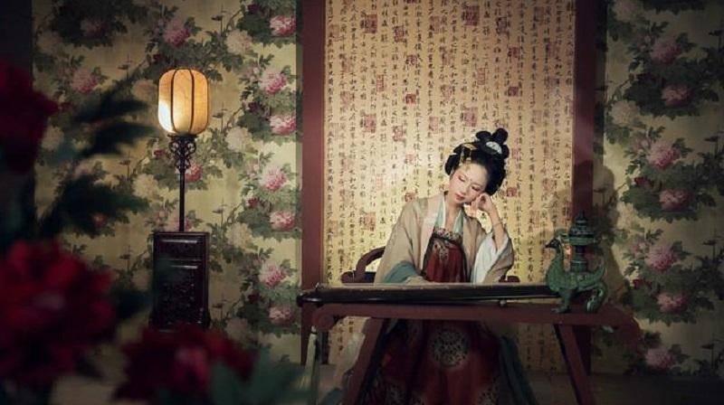 可见其配饰有花钗,花树,衣为深青,纹为翔翟.