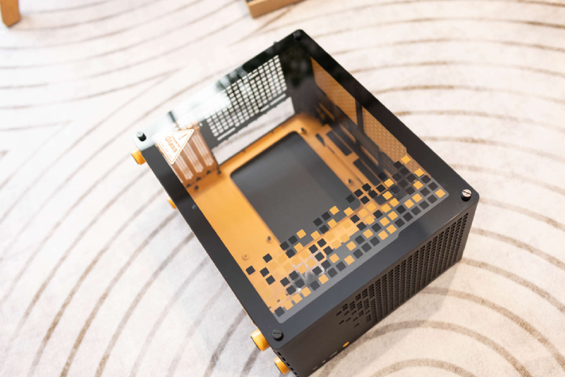 高颜值带提手的matx小机箱,价格亲民用料夸张_配置_乔思伯_支架