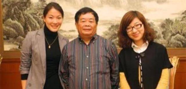 另结新欢的时刻曹德旺一生中有两位重要女子,一位是发妻陈凤英,另一位