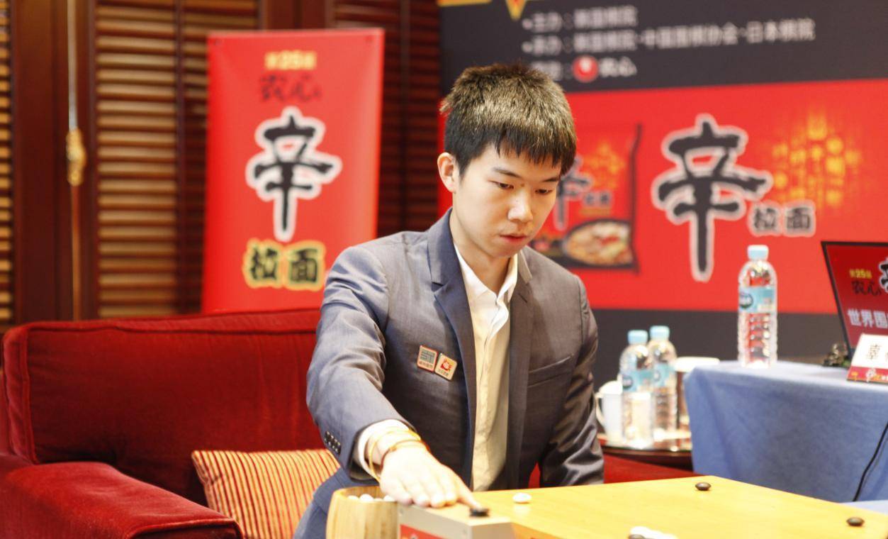 柯洁九段,丁浩九段,取得本届农心杯5连胜,接连追平了李昌镐九段在农心