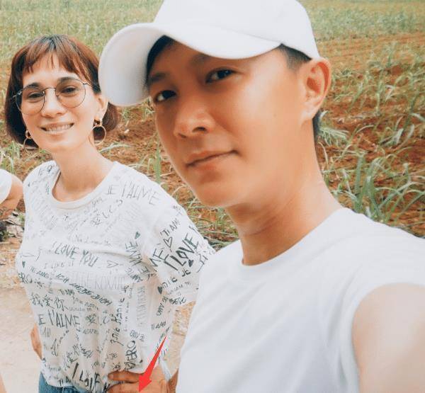 韩庚夫妇不受"催生"传闻影响,晒度假照甜蜜自在,35岁卢靖姗长腿优越