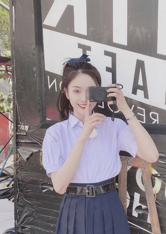 吴宣仪的"学姐装"火了,穿泰国校服扎马尾,少女感十足_黑色_造型_漂亮