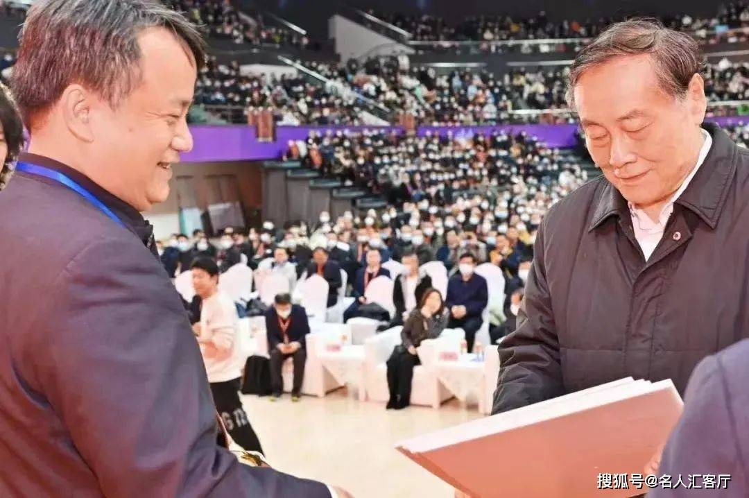 【名人汇客厅】回顾宗庆后的商业传奇故事,曾公开"怼"马云_经济