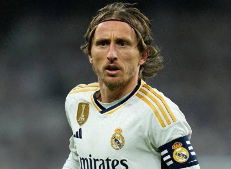 克罗地亚媒体:萨格勒布迪纳摩领导致电魔笛,邀请他回去踢球_莫德里奇