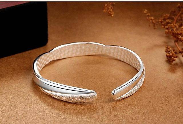 女性长期戴"银手镯",身体最后会怎样?多数人还不了解_右手_首饰_款式