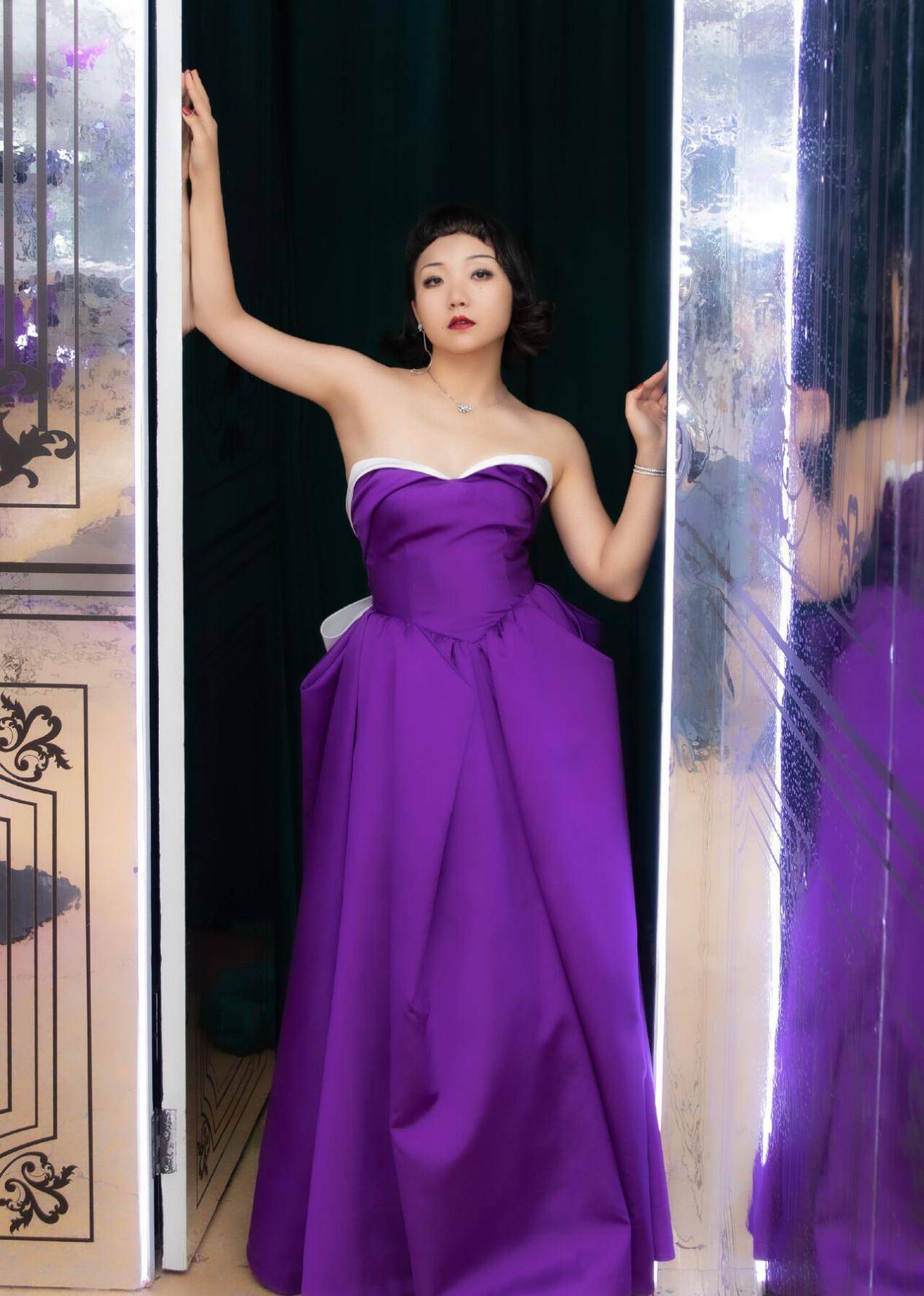 本来是一个搞笑的女生,现在辣目洋子也会玩一下女神风格,身穿紫色抹胸