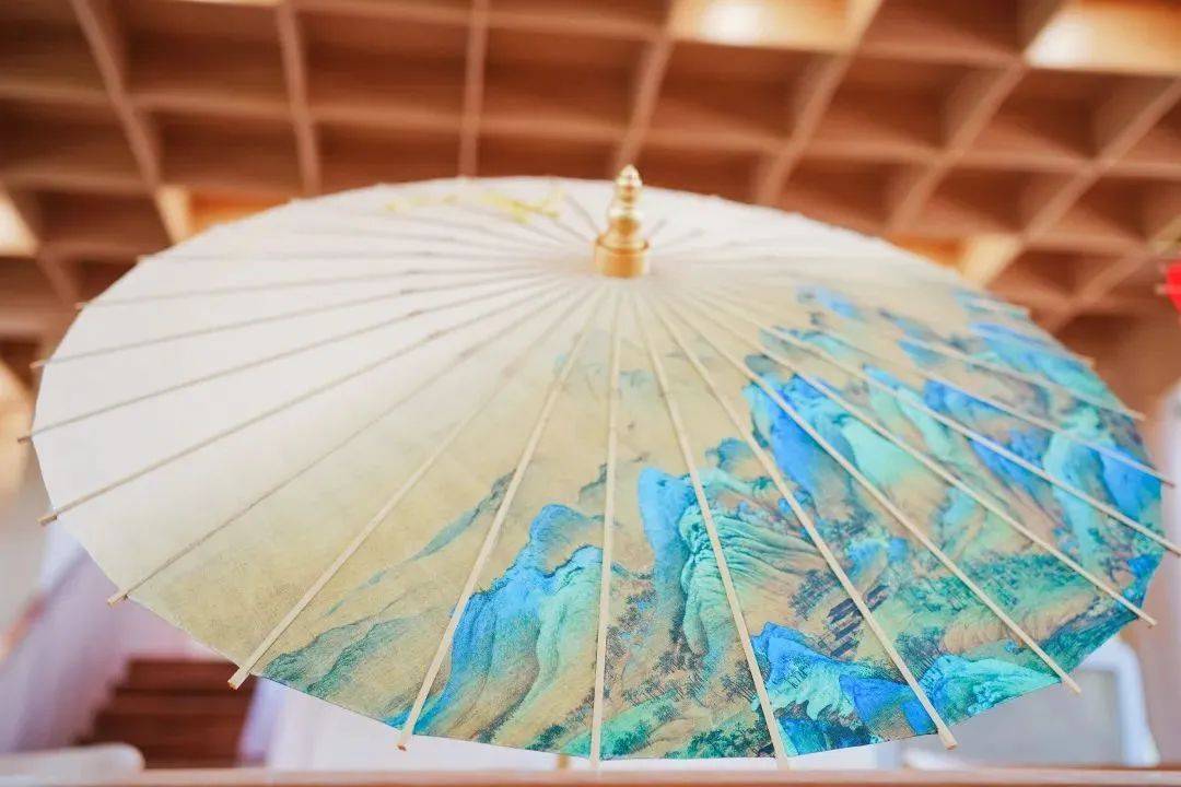 西湖绸伞,全称西湖竹骨绸伞,始创于1932年,是浙江杭州地区特有的