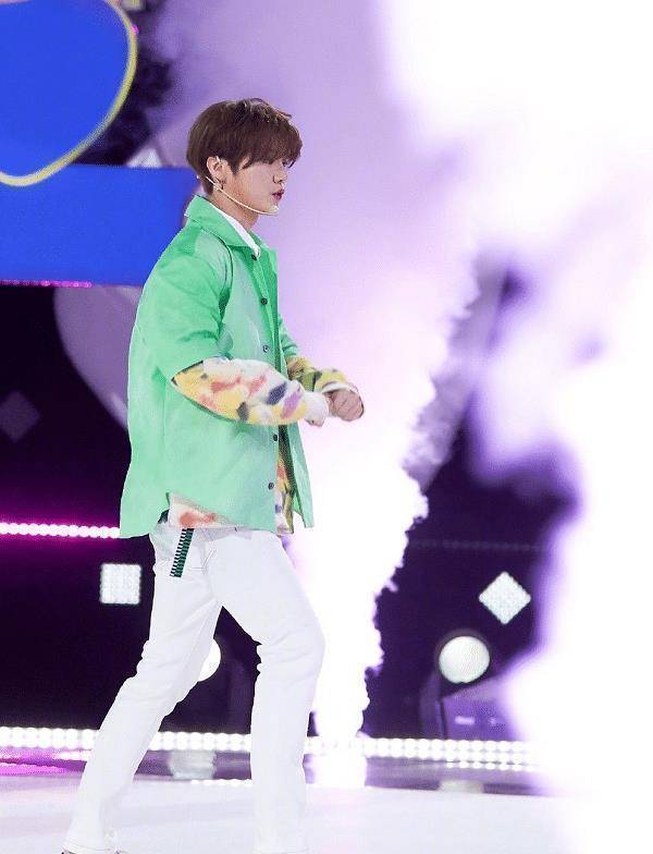 黄子韬和鹿晗两个人都是exo的成员,在国外发展可以说是相互扶持过来的