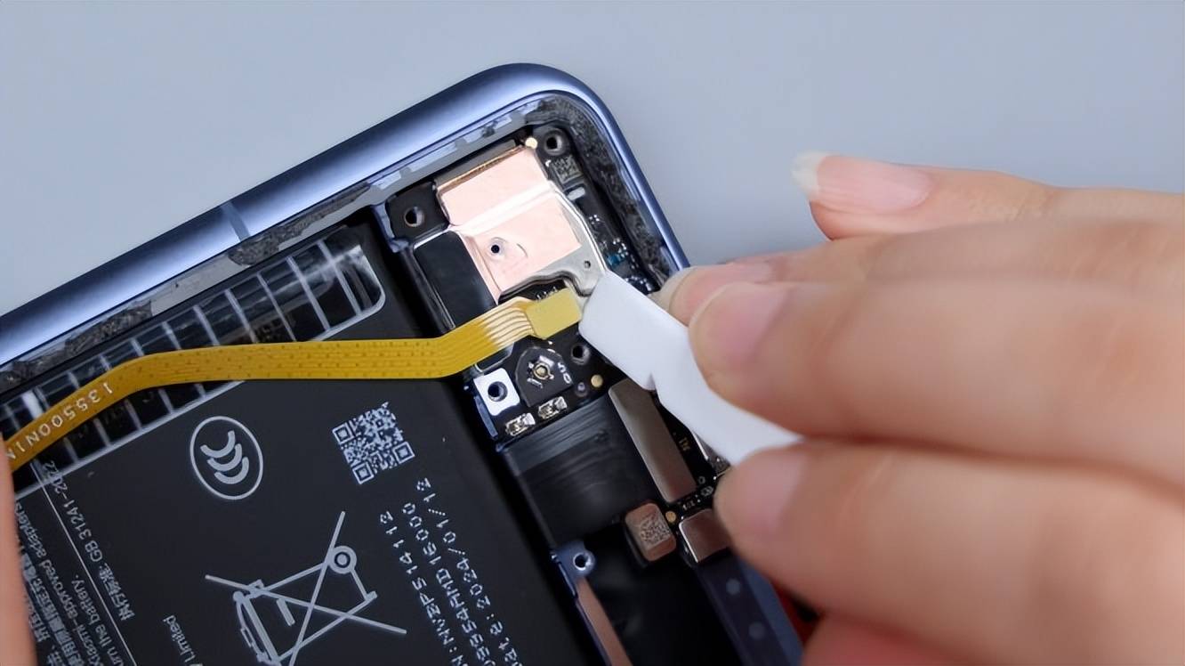 小米14 ultra首发拆解:把"老瓶装新酒"玩出新高度_盖板_金属中_散热