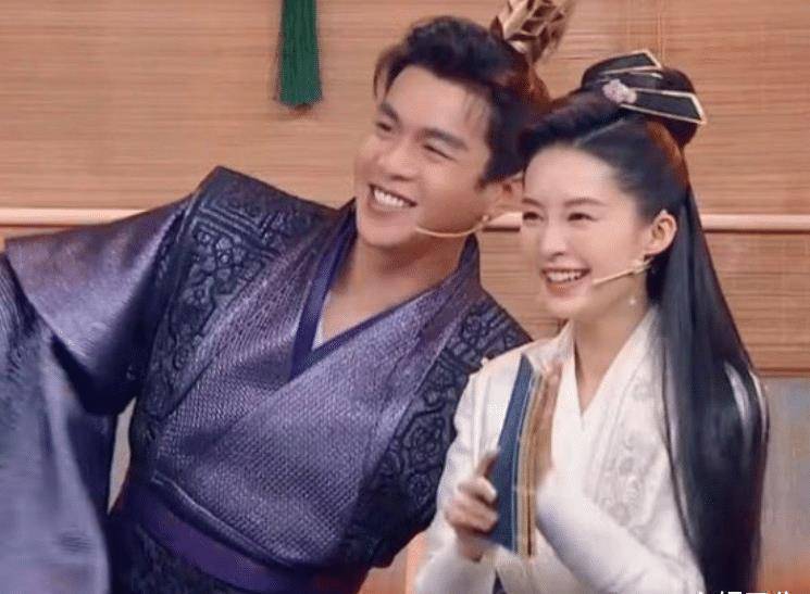 "挽胳膊"热搜事件后,张若昀晒美食暗自发糖,看清图片:唐艺昕嫁对人了!