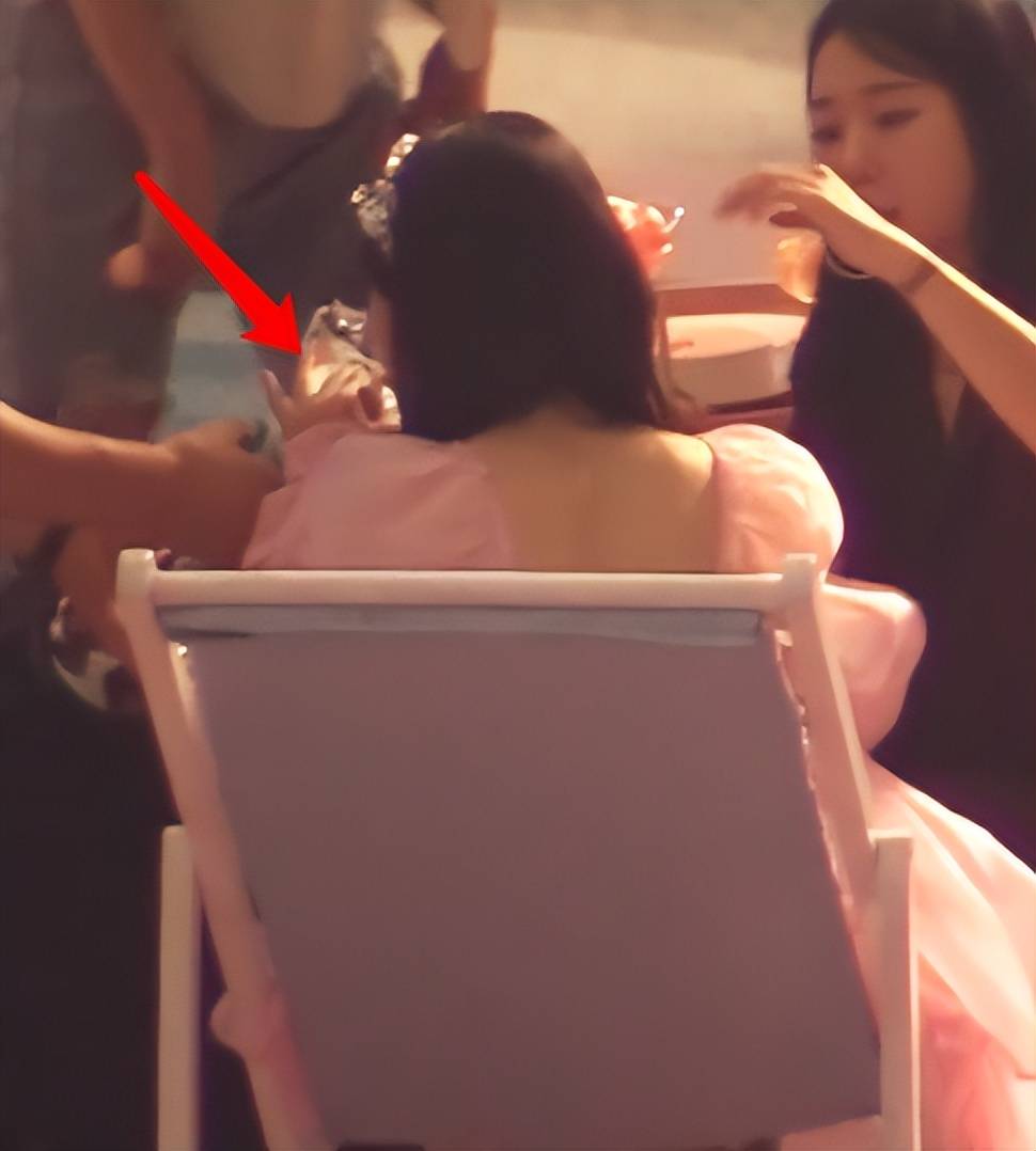明星片场待遇越来越好,演技却越来越烂,和老戏骨对比太讽刺_杨幂_赵露