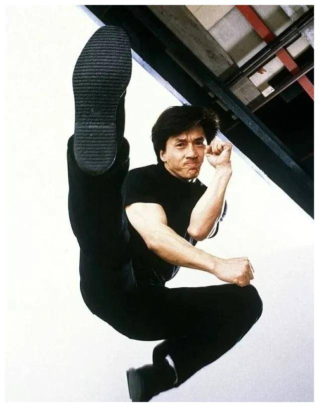 成龙登楼梯,引发万千情感,大家纷纷感慨._动作_观众_表演