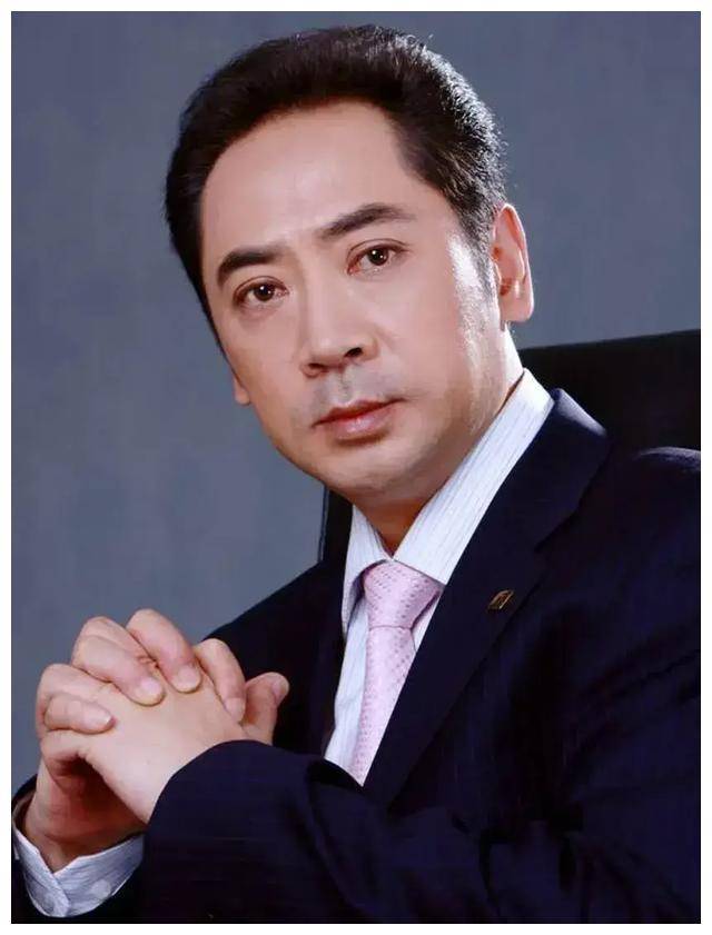 他在《长征》,《延安颂》,《建国大业》等多部影