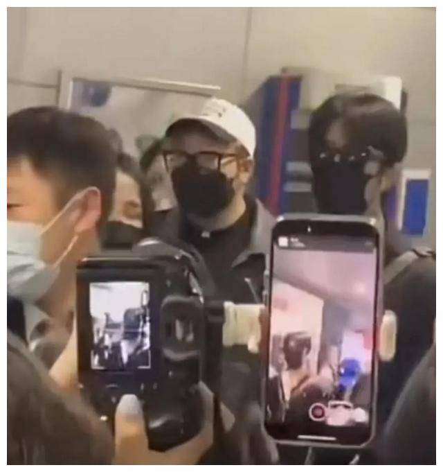 肖战机场怒怼代拍,维持秩序不忘理智,引发网友热议._代拍和_明星_生活