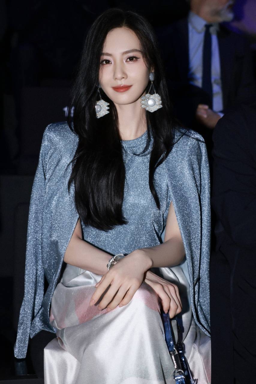 2023年戛纳电影节,刘诗诗上身armani未发布款高定,宛如黑天鹅般耀目.
