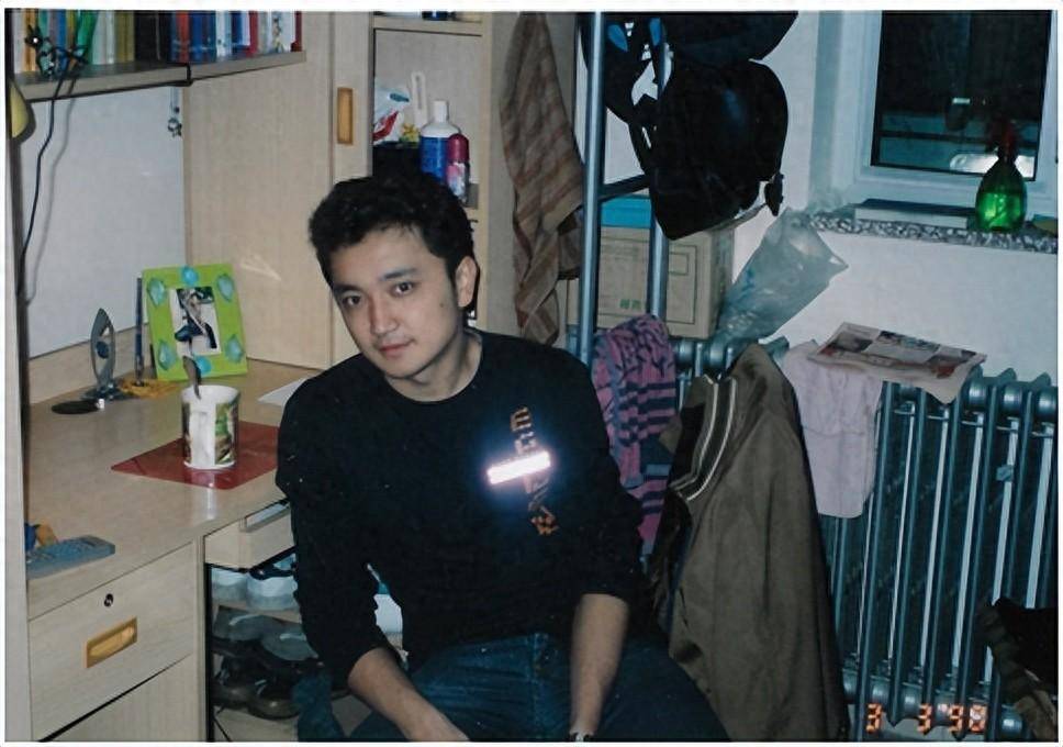 尼格买提:是主持人就在广院礼堂站够一百秒