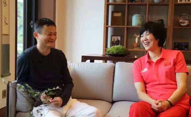 "铁榔头"郎平,球场飒爽情场果断,经历3段感情终遇幸福