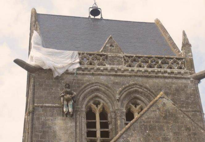 二战最幸运伞兵,挂教堂上装死保住一命,结果一挂就