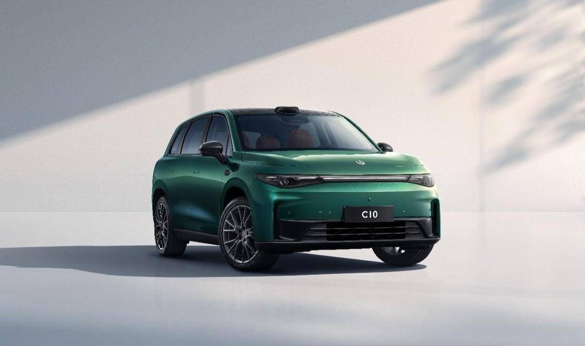 而在外观颜色方面,零跑c10提供天幕灰,珍珠白,冰川