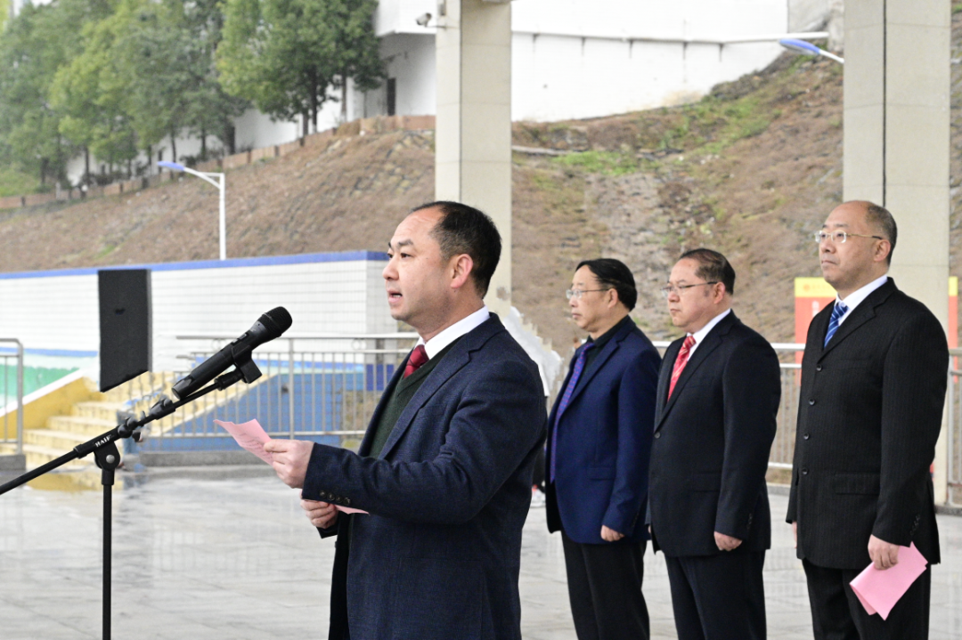 南充科技职业学院举行2024年春季学期开学升旗仪式_全体师生_校园