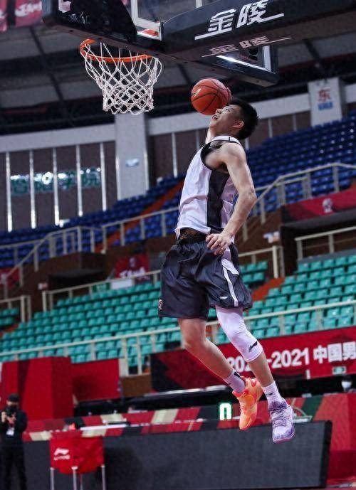 辽篮队内中场投篮!