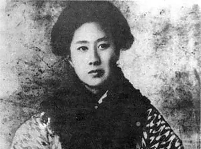 秋瑾曾写下绝笔:"一腔热血勤珍重,撒去有能化碧涛".