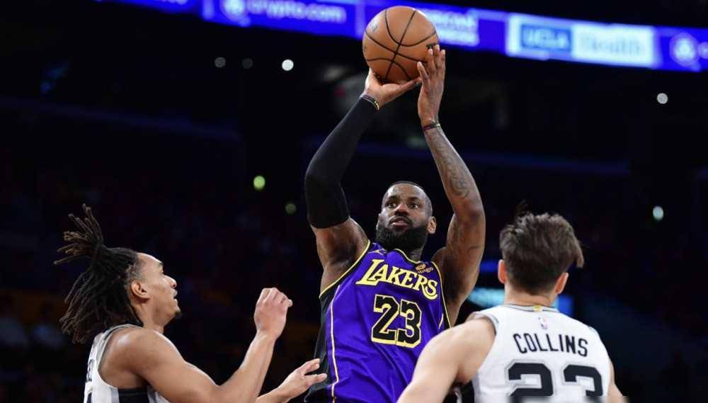 詹皇复出30 9 7提前打卡三分升湖人队史第三赛后拥抱波帅长_詹姆斯