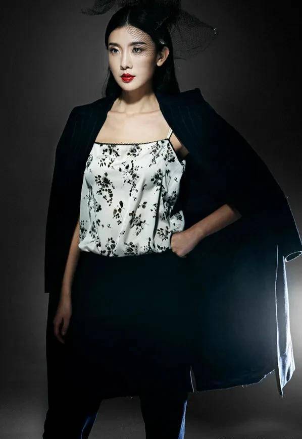 倪景阳确实是以"小吴倩莲"标签出道的,她22岁时便由模特转型演员,主演