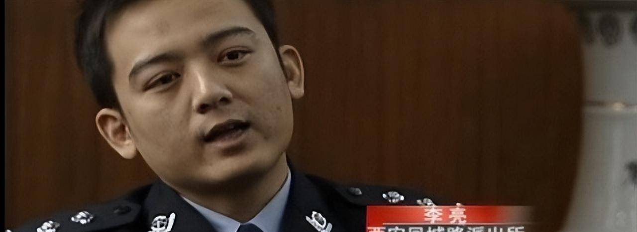 到达小区后,李亮一眼就看到了被拴在树下的"小狗",而作为一名当过特警