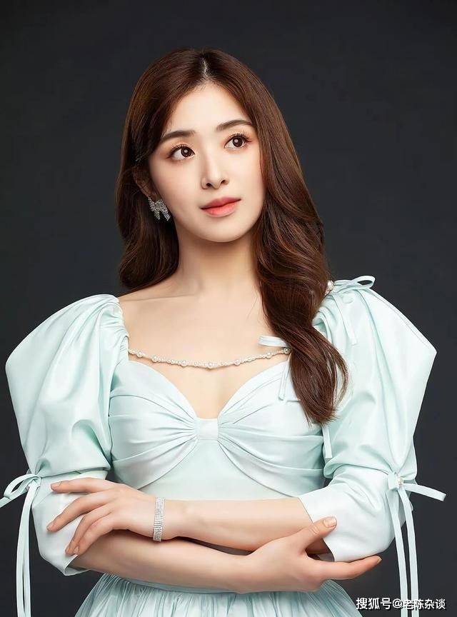 34岁张含韵饱满性感,越来越有韵味了!_身材_生活_女神