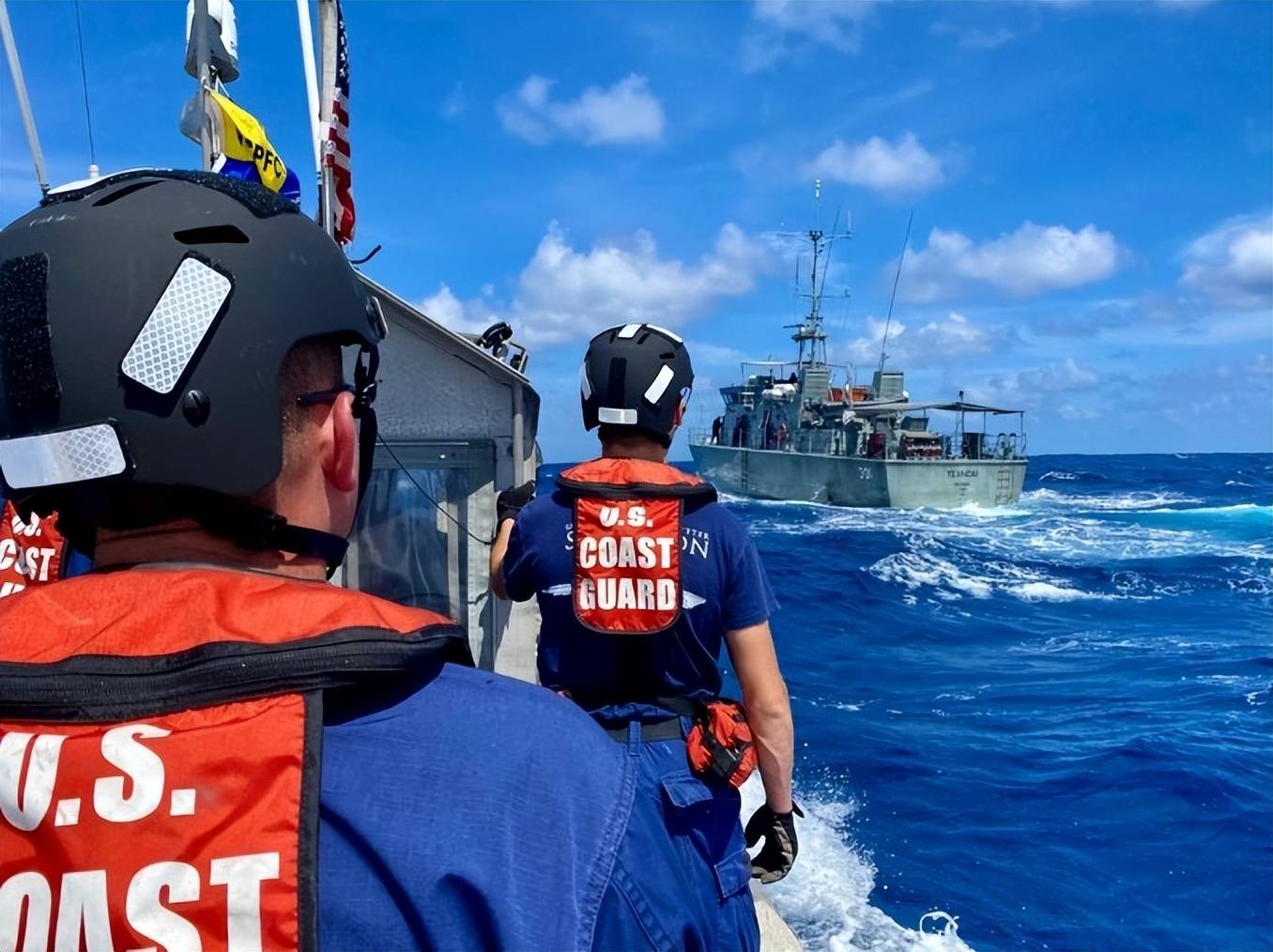 美国海岸警卫队在南太平洋海域执法环球时报援引路透社报道称,有美国