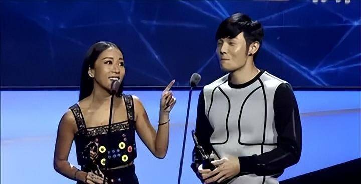 "高调富婆"吉克隽逸:千万豪宅如宫殿,却当众卖惨嫌