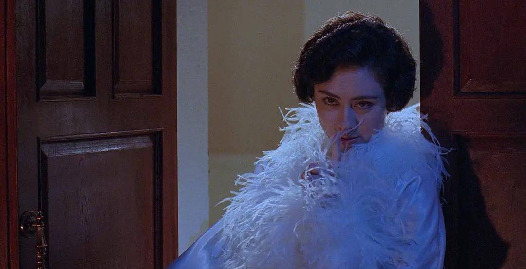 1991年,徐克找来梁家辉拍出抗日神剧,片中袁洁莹惊