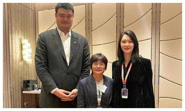 姚明和惠若琪难得聚首,大姚笑容满面,小惠如小鸟依人.