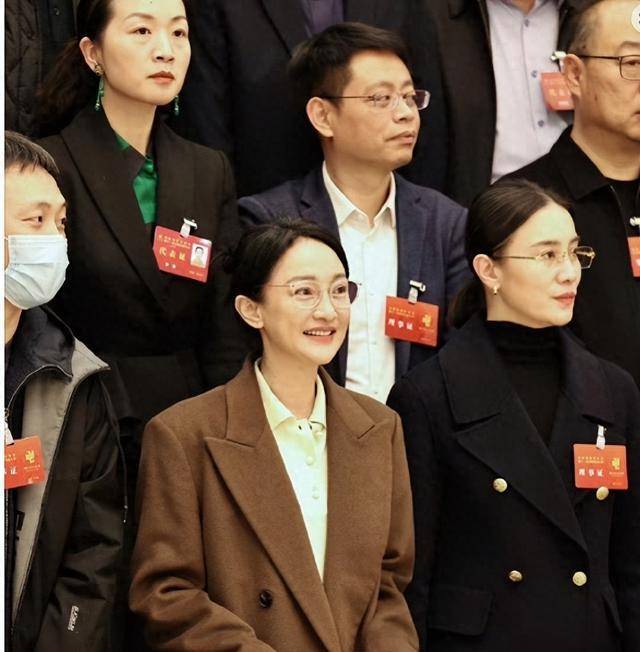 看看她和周迅秦海璐的合照就有答案_形象_观众_魅力