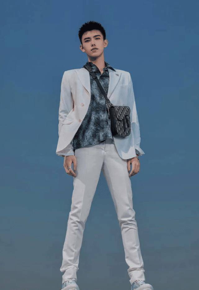 迪奥今秋男装大片释出,黄轩陈飞宇纷纷出镜,谁最好看?_时尚_衬衫_外套