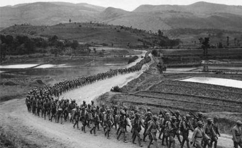 锡唐河上的守桥英军没有等待十七师团撤离,就已经擅自炸掉了大桥,而锡