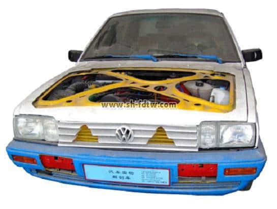 (一)产品简介桑塔纳整车解剖模型选用桑塔纳2000为基础,可容易地看见