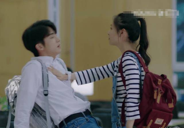 吴倩"壁咚"张新成,却忘记穿着时尚牛仔裤,两人瞬间耳朵通红_因为_剧中