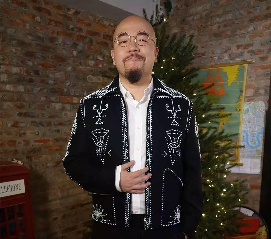 黄伟文用一首歌捧红一位歌手成为天后,歪闷称她为"亿万之裙"_歌词