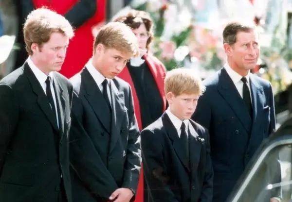 戴安娜王妃葬礼上,威廉王子满眼仇恨,多年后纪念妈妈