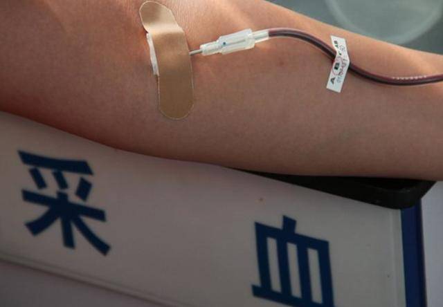 现在一次献血大约是200~400毫升,对于一个成年人来说,其总血量约为