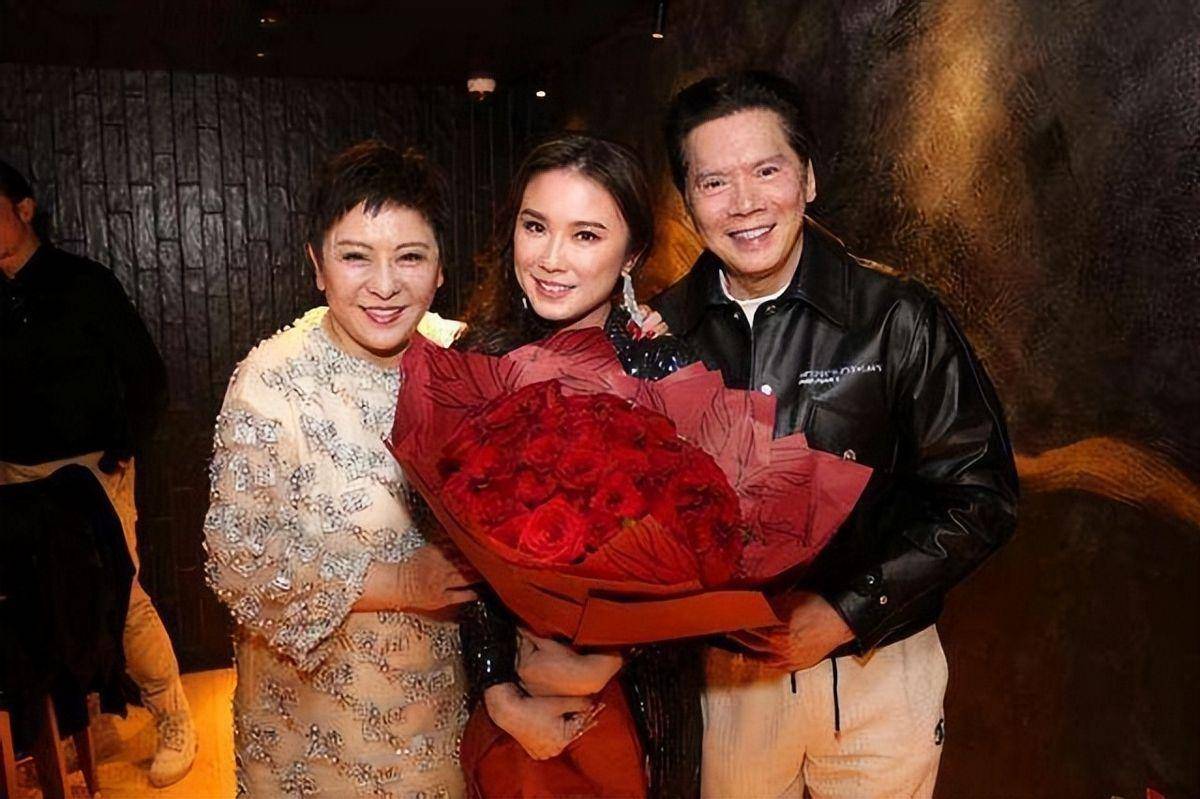 比如说向华强夫妇,又比如说吕良伟夫妇,看着照片上的刘倩婷,俨然一副