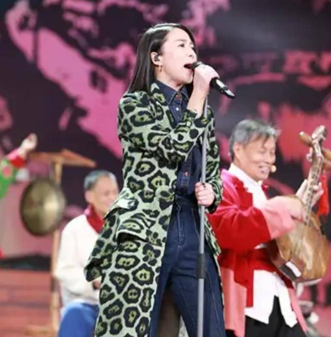 遭节目组三次忽视,谭维维的翻盘之路有多难_超女_舞台_观众