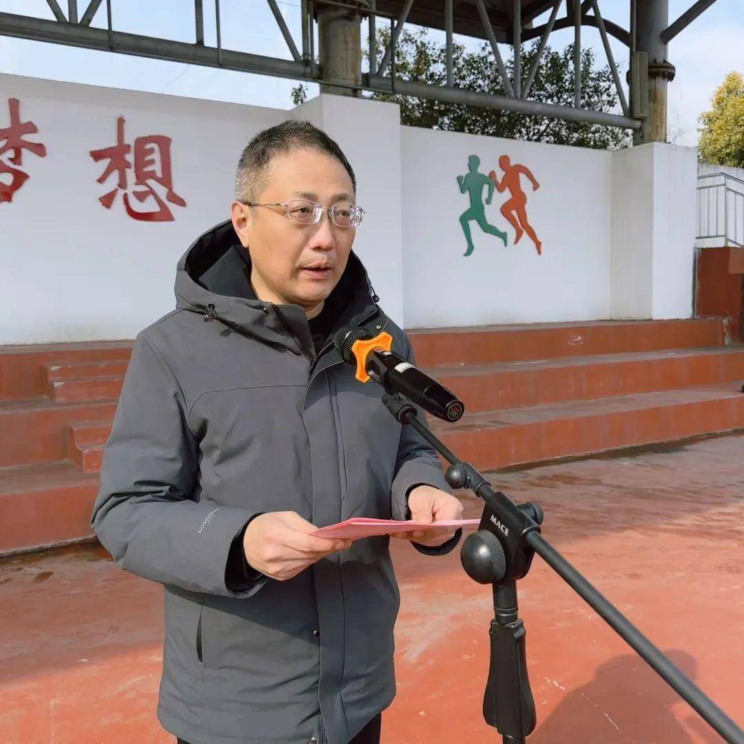 马荣辉副校长宣读教师表彰名单.