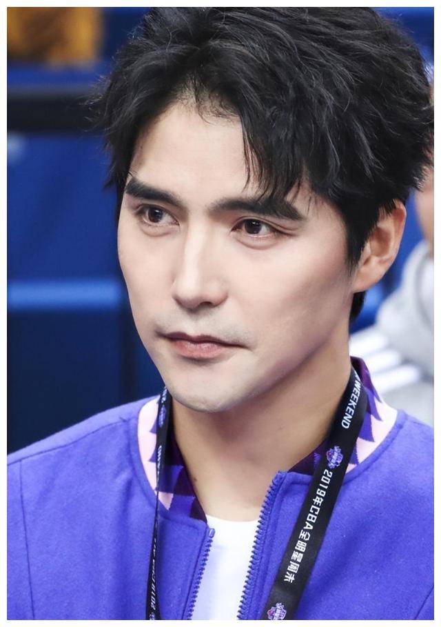 "音乐剧王子"阿云嘎:3岁丧父,6岁丧母,长兄逝世,命比小说苦_哥哥_谢娜