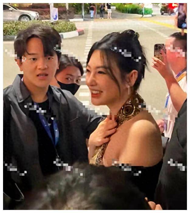 张雨绮身着一身珠光宝气的金色亮片长裙,打扮华丽,但也因为年龄发福而