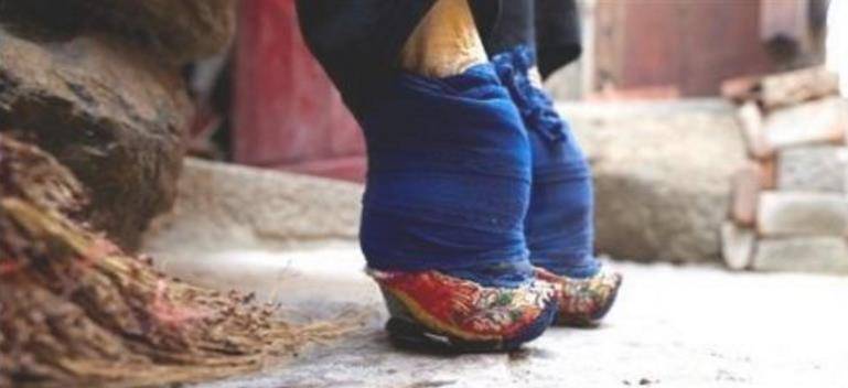 中国最后的"裹脚"老人,靠三寸金莲嫁入豪门,如今105岁几乎不洗脚_刘娘